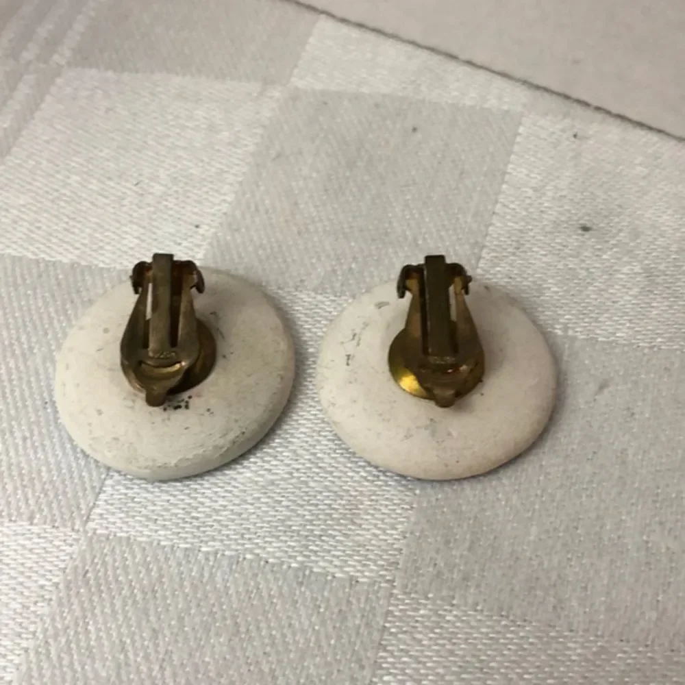 1950’s ceramic tiny art clip earring.